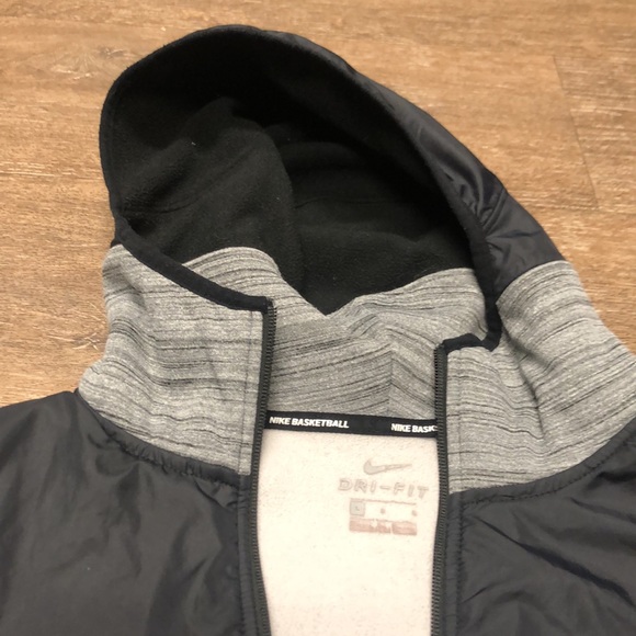 ⭐️⬇️ Nike Grey and Black Large Basketball Jacket - Picture 9 of 10